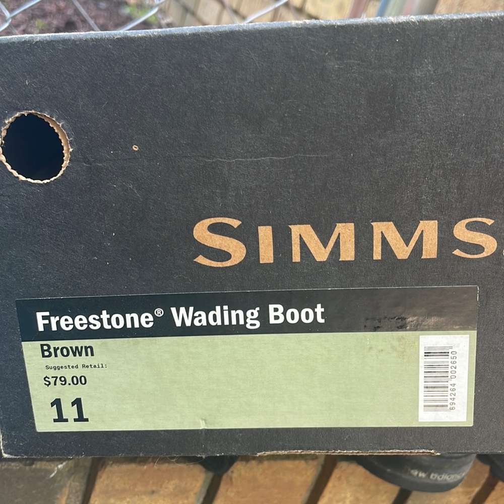 New - sims freestone wading boots. Felt bottom